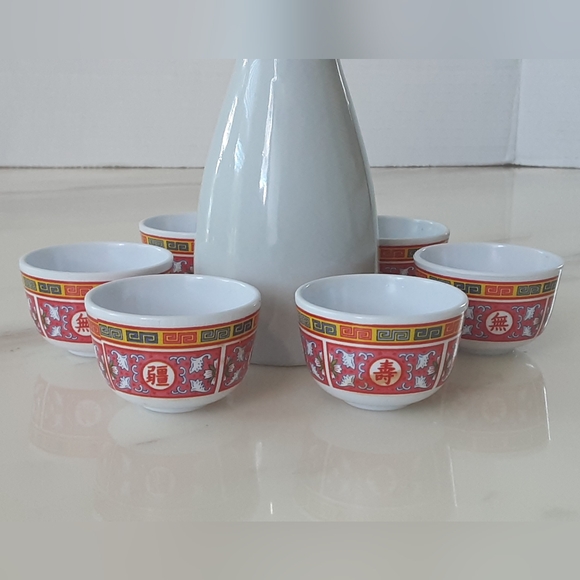 White Porcelain Sake Carafe | 6 Plastic Longevity Melamine Cups - Picture 3 of 5